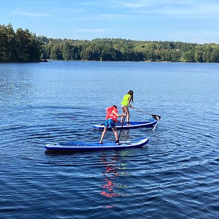 Sjoenaera Stuga Med Bat Och Bastu Ramkvilla Esterno foto