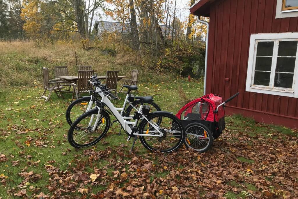 Sjoenaera Stuga Med Bat Och Bastu Ramkvilla Esterno foto