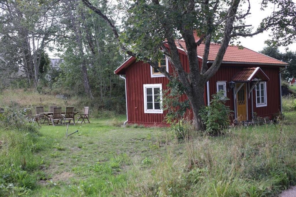 Sjoenaera Stuga Med Bat Och Bastu Ramkvilla Esterno foto