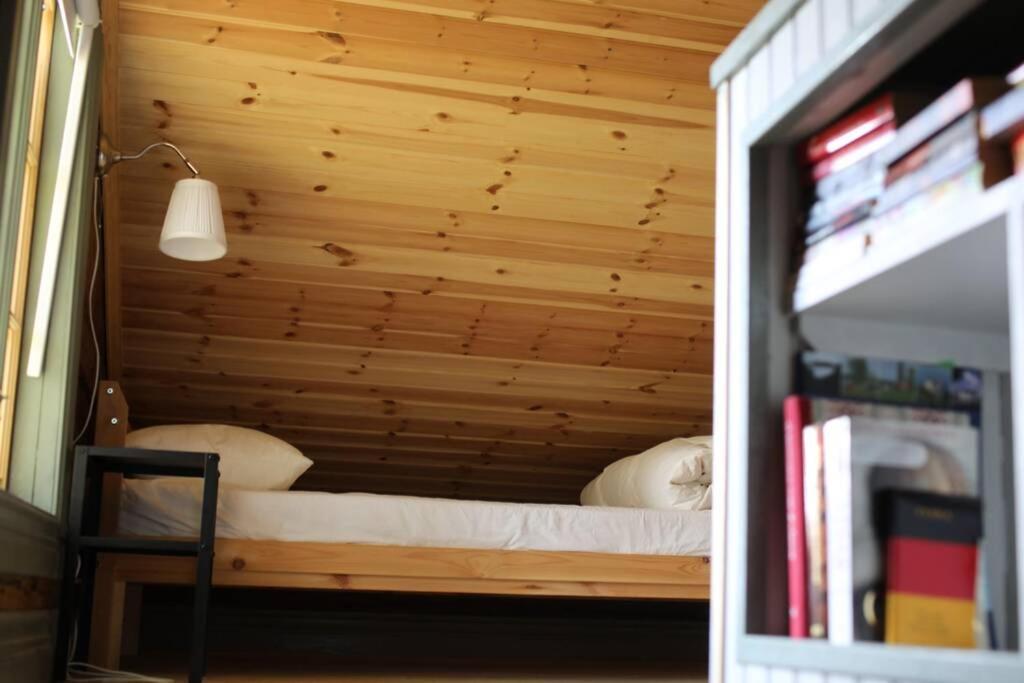 Sjoenaera Stuga Med Bat Och Bastu Ramkvilla Esterno foto