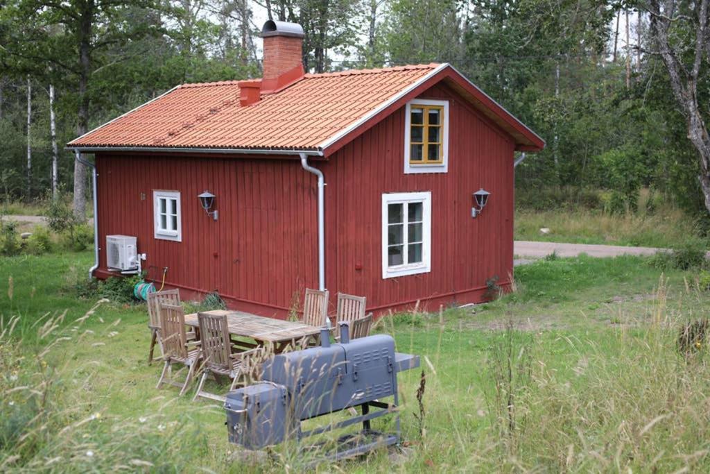 Sjoenaera Stuga Med Bat Och Bastu Ramkvilla Esterno foto