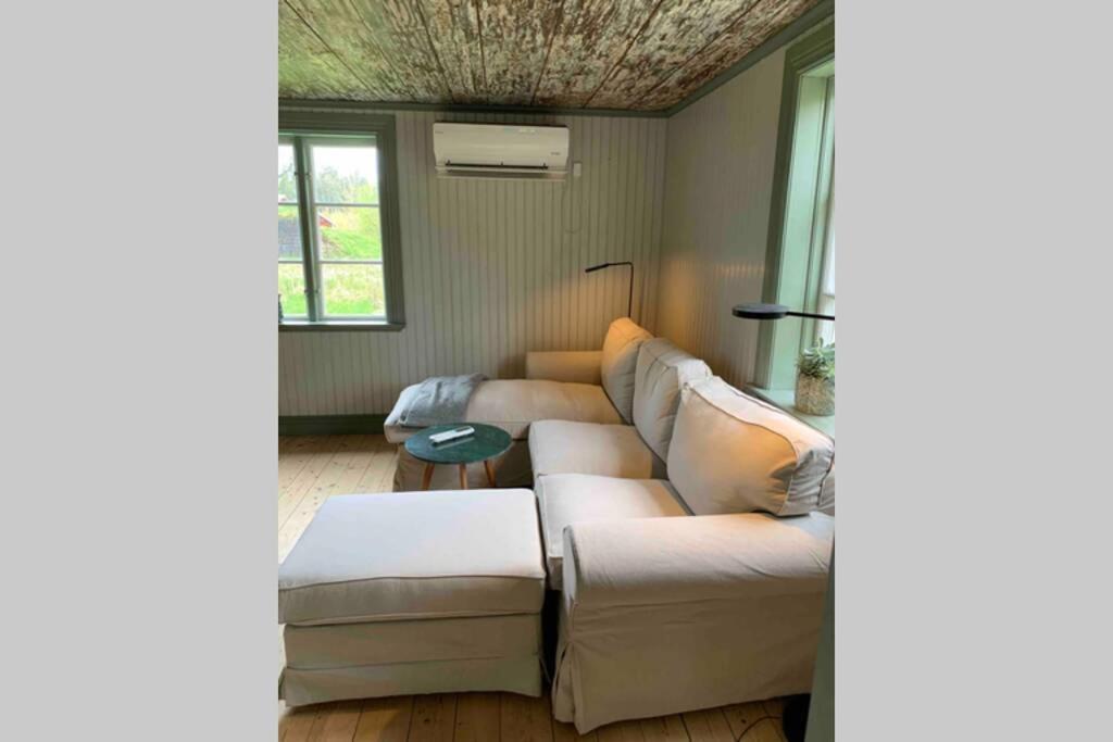 Sjoenaera Stuga Med Bat Och Bastu Ramkvilla Esterno foto